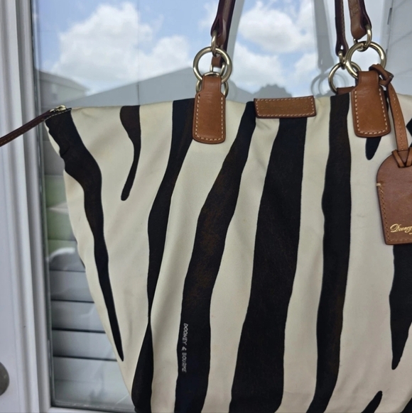 VTG Dooney & Bourke Zebra Print Tote Bag Nylon Leather Trim White Black Brown - Picture 5 of 15